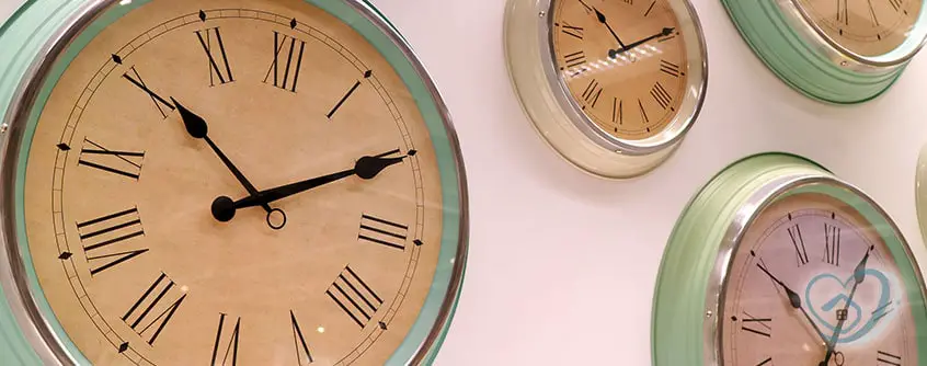Decorating with large wall clocks