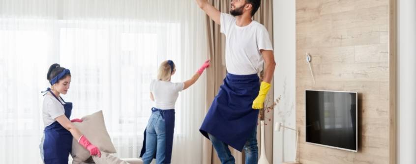 Using a Professional Cleaning Service vs Hiring a Cleaning Team hdr