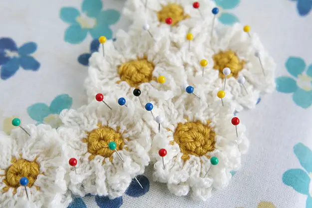 pinning daisy necklace